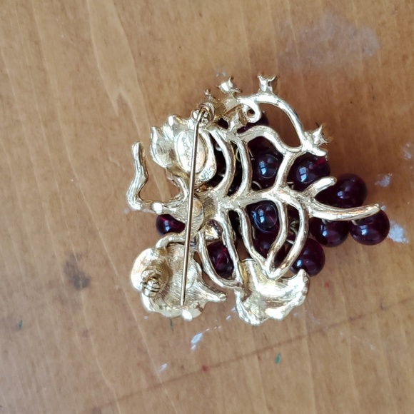 Nolan Miller cluster grapes pin brooch - Picture 4 of 4